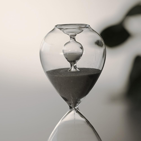 外側の大きなガラスの中に、小さな砂時計が収まっている斬新なデザインです。