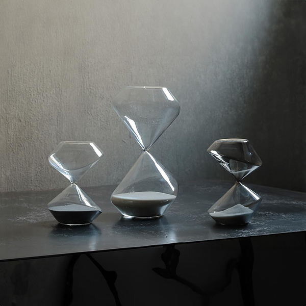 斜めのデザインが、砂時計をアート作品へと昇華させました。