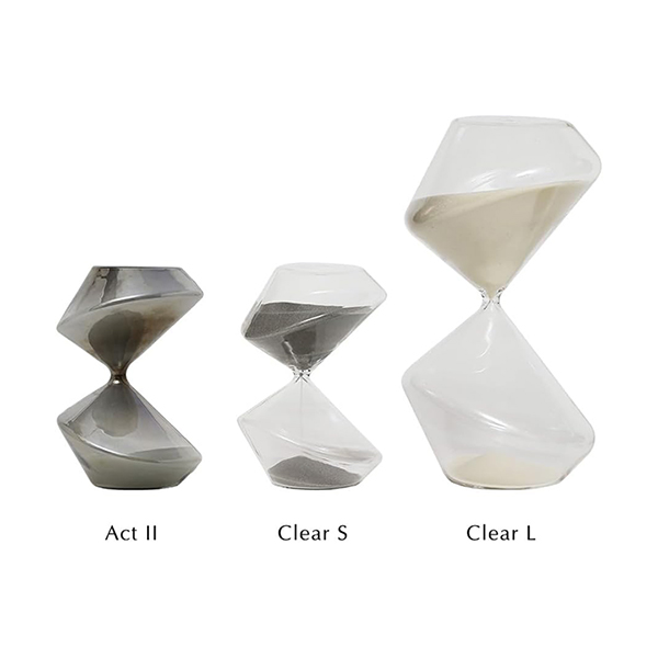 斜めのデザインが、砂時計をアート作品へと昇華させました。