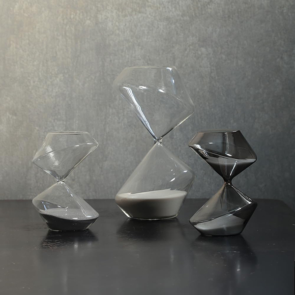 斜めのデザインが、砂時計をアート作品へと昇華させました。