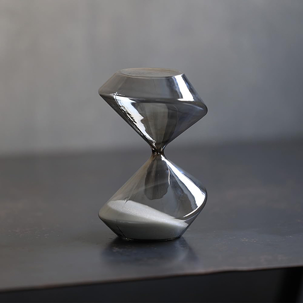 斜めのデザインが、砂時計をアート作品へと昇華させました。