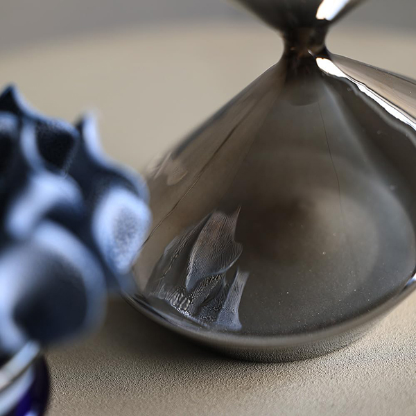 斜めのデザインが、砂時計をアート作品へと昇華させました。