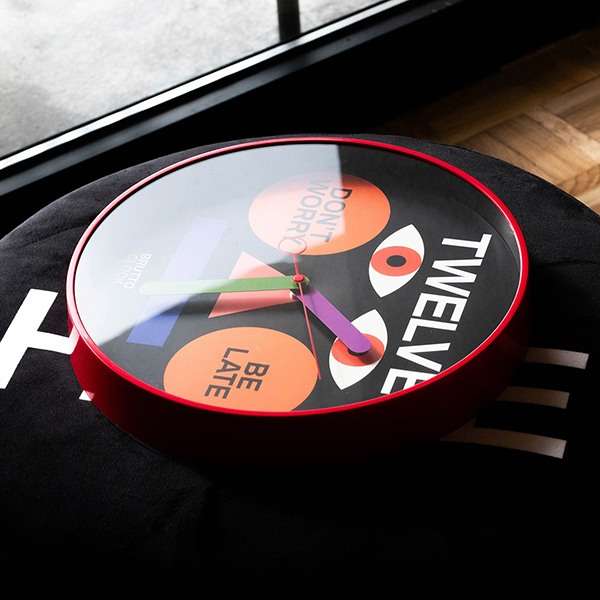 BRUTTOのクロックシリーズは、ミニマルでありながら挑発的。