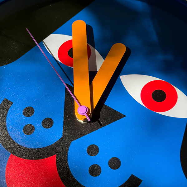 BRUTTOのクロックシリーズは、ミニマルでありながら挑発的。