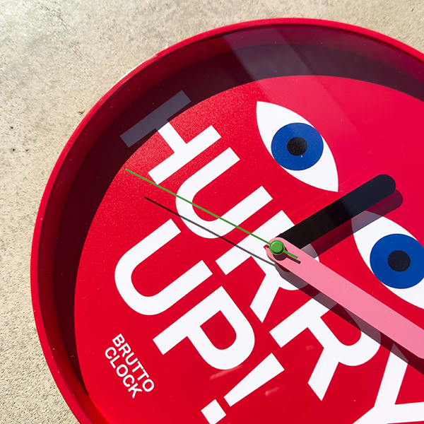 BRUTTOのクロックシリーズは、ミニマルでありながら挑発的。