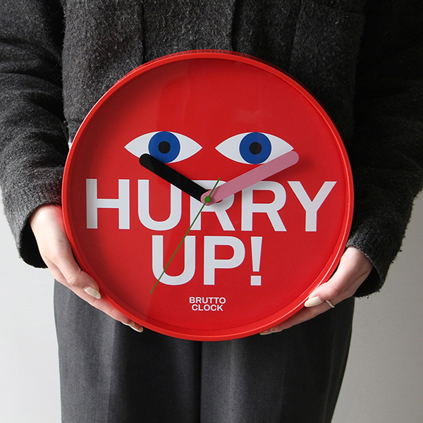 BRUTTOのクロックシリーズは、ミニマルでありながら挑発的。