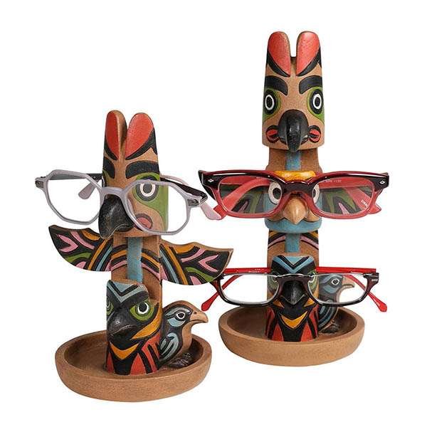 ユニークなスカルプチャーポールのメガネ置き。