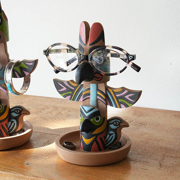 ユニークなスカルプチャーポールのメガネ置き。