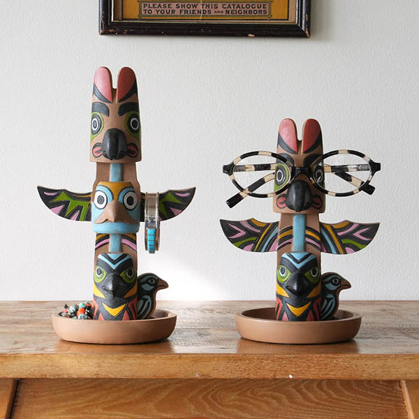 ユニークなスカルプチャーポールのメガネ置き。