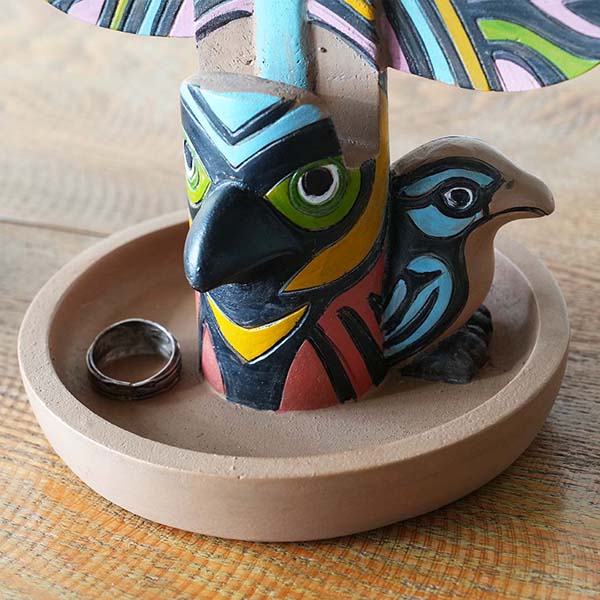 ユニークなスカルプチャーポールのメガネ置き。