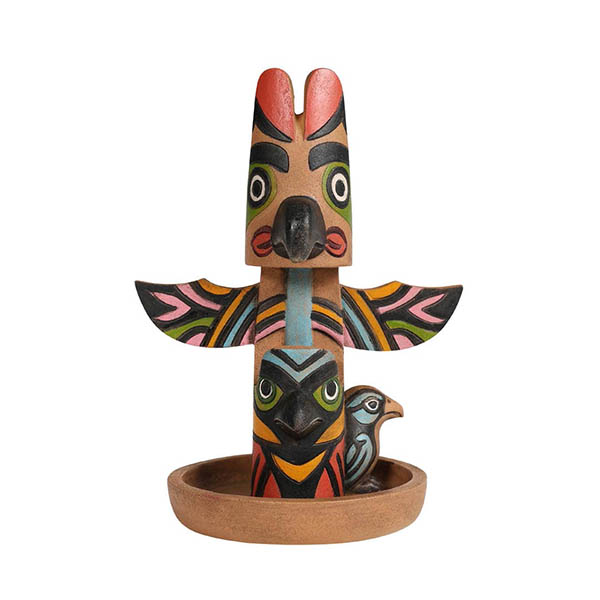 ユニークなスカルプチャーポールのメガネ置き。