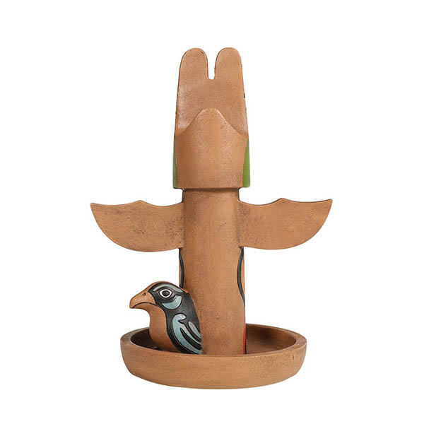 ユニークなスカルプチャーポールのメガネ置き。