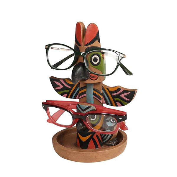 ユニークなスカルプチャーポールのメガネ置き。