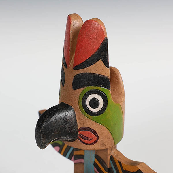 ユニークなスカルプチャーポールのメガネ置き。