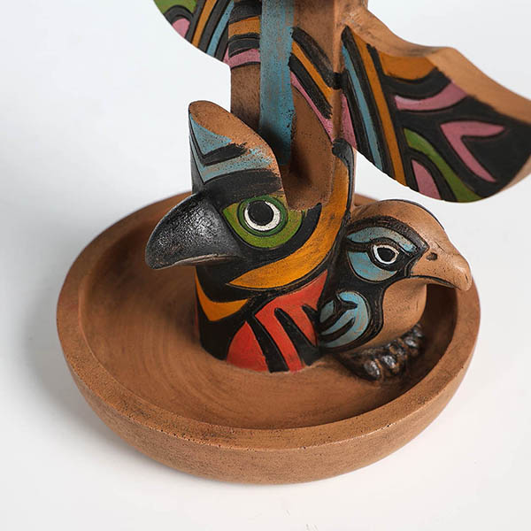 ユニークなスカルプチャーポールのメガネ置き。