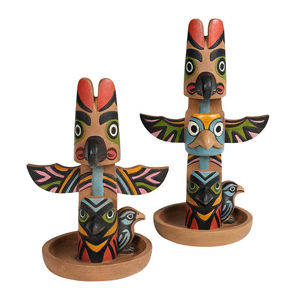 ユニークなスカルプチャーポールのメガネ置き。