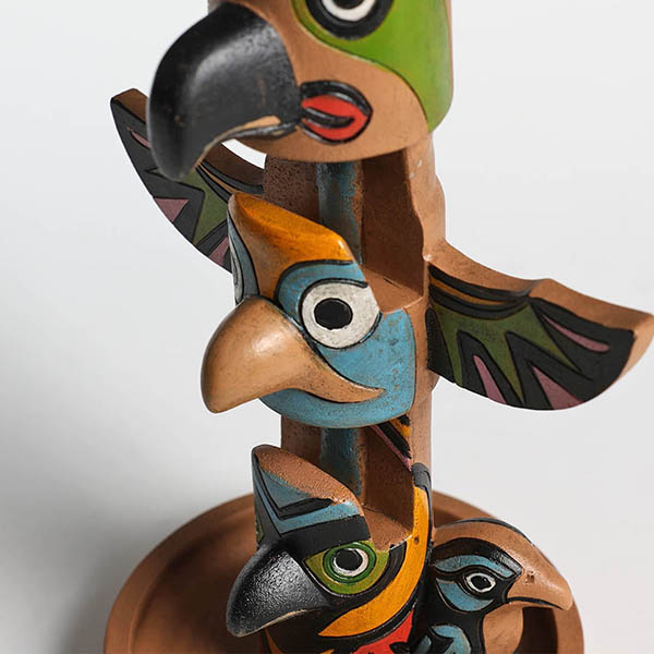 ユニークなスカルプチャーポールのメガネ置き。