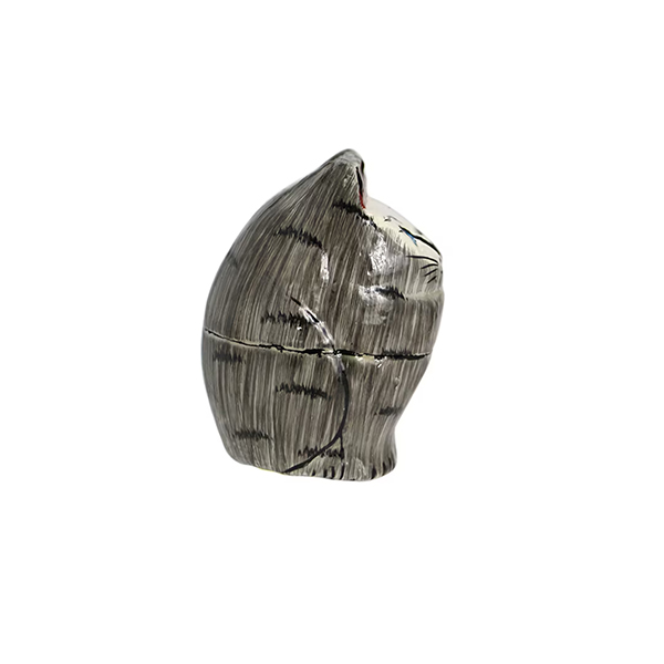 インドの職人が一つひとつ丁寧に手描きで仕上げた、猫モチーフのパピエマシェ小物入れ。