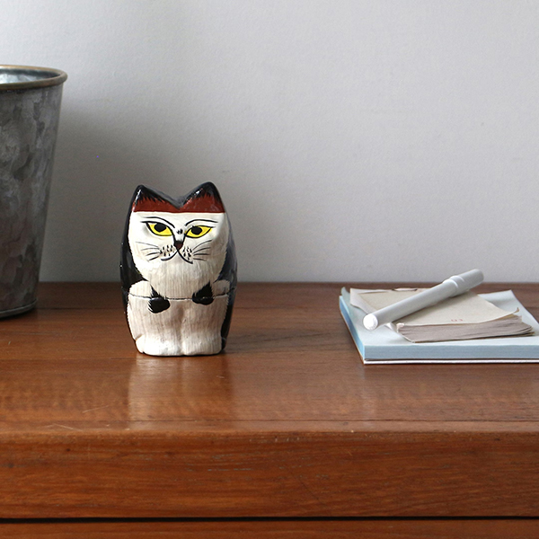 インドの職人が一つひとつ丁寧に手描きで仕上げた、猫モチーフのパピエマシェ小物入れ。