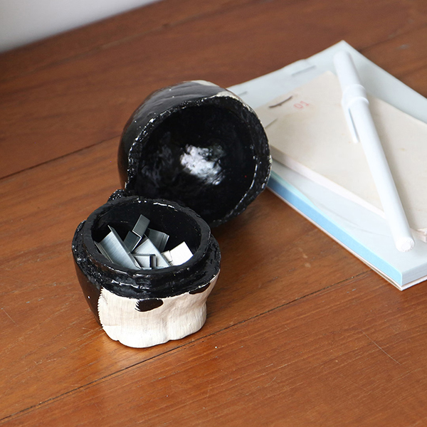 インドの職人が一つひとつ丁寧に手描きで仕上げた、猫モチーフのパピエマシェ小物入れ。