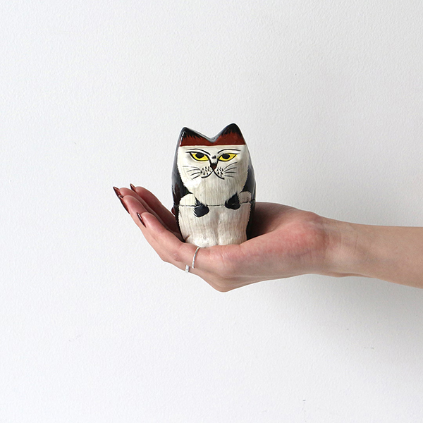 インドの職人が一つひとつ丁寧に手描きで仕上げた、猫モチーフのパピエマシェ小物入れ。