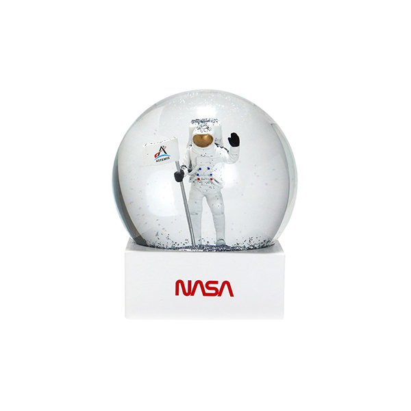 月面に立つ宇宙飛行士をモチーフにしたスノードーム。