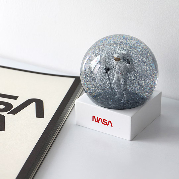 月面に立つ宇宙飛行士をモチーフにしたスノードーム。