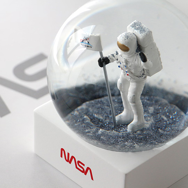 月面に立つ宇宙飛行士をモチーフにしたスノードーム。