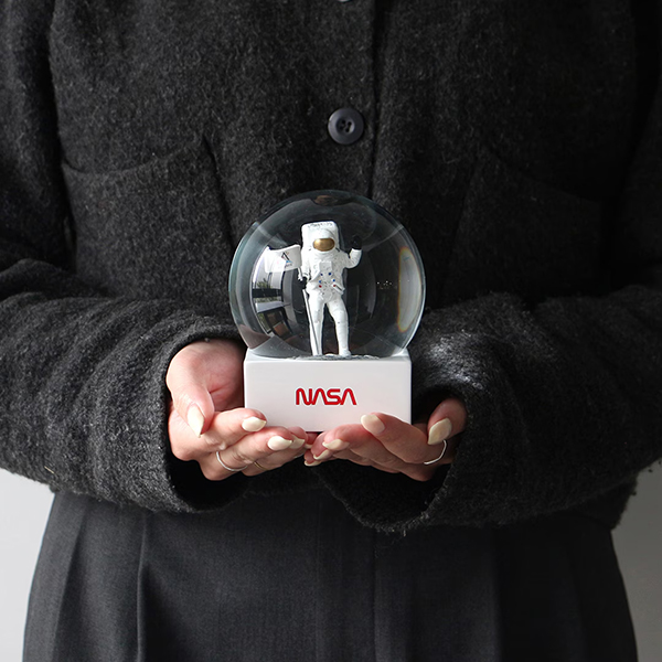 月面に立つ宇宙飛行士をモチーフにしたスノードーム。