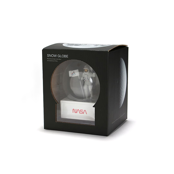 月面に立つ宇宙飛行士をモチーフにしたスノードーム。