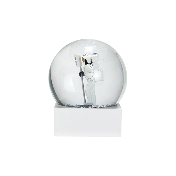 月面に立つ宇宙飛行士をモチーフにしたスノードーム。