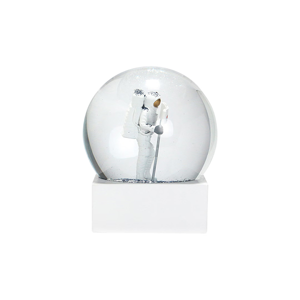 月面に立つ宇宙飛行士をモチーフにしたスノードーム。