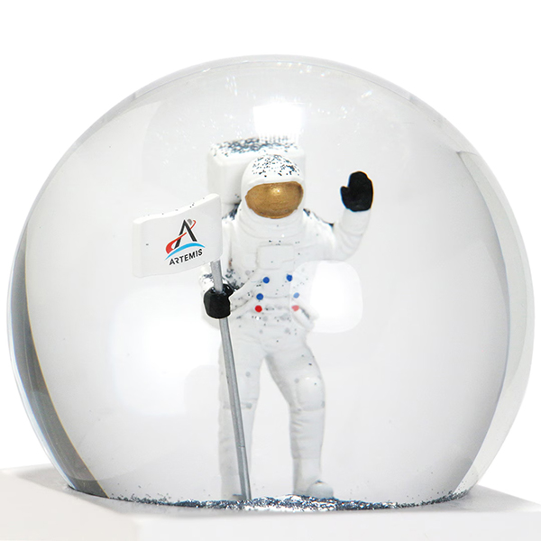 月面に立つ宇宙飛行士をモチーフにしたスノードーム。