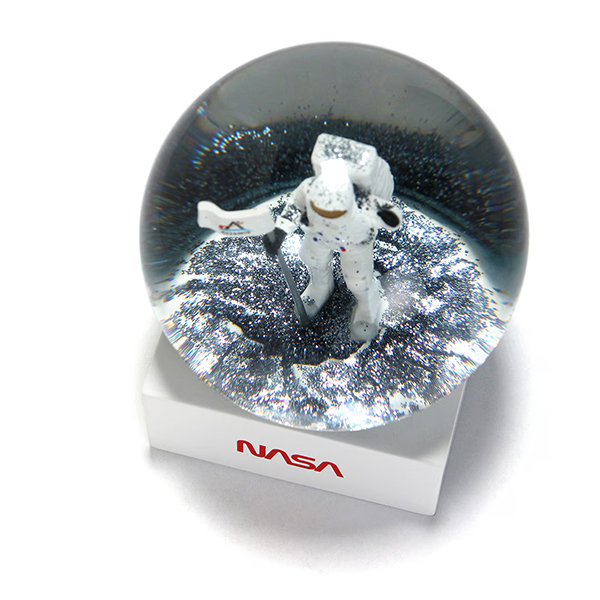 月面に立つ宇宙飛行士をモチーフにしたスノードーム。