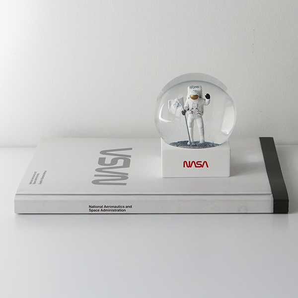 月面に立つ宇宙飛行士をモチーフにしたスノードーム。