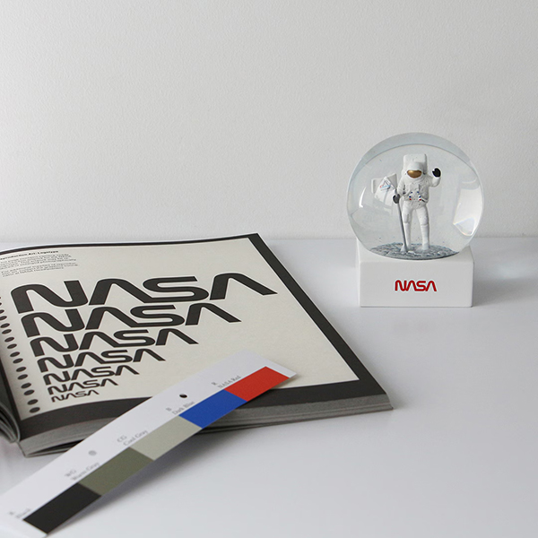 月面に立つ宇宙飛行士をモチーフにしたスノードーム。