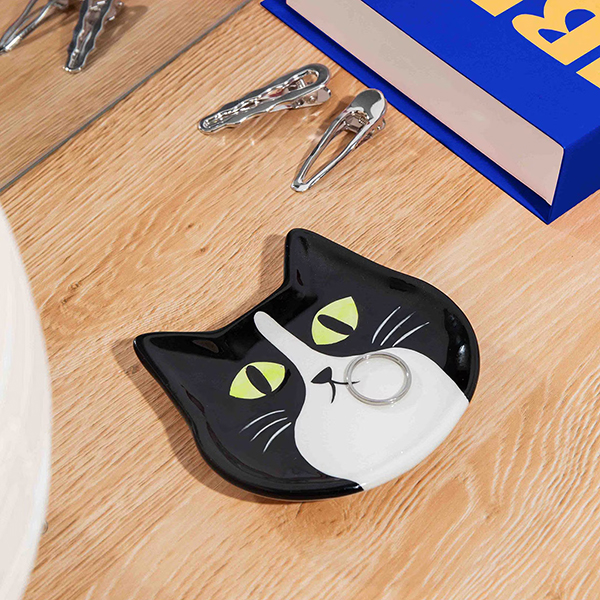 ハチワレ模様のバイカラーキャットをモチーフにした陶器製トレイ。
