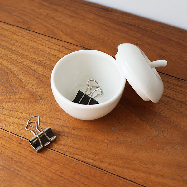 遊び心あふれるリンゴ型の陶器製キャニスター。
