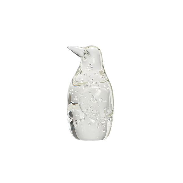 澄み渡る透明ガラスの中に無数の気泡を閉じ込めたペンギンのオブジェ。
