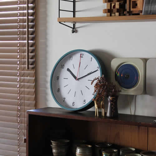 北欧カラーをウッドフレームに落とし込んだ掛け時計。