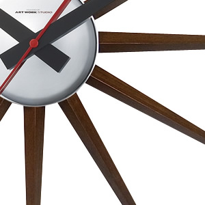 周囲を囲むカバーが無く、広がりのあるフォルムが特徴的