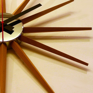 印象的なフォルムと赤い秒針がアイポイントとなり、