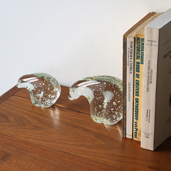 ホッキョクグマの体毛が透明なストロー状である構造に着想を得て生まれたクリアガラスのオブジェ。