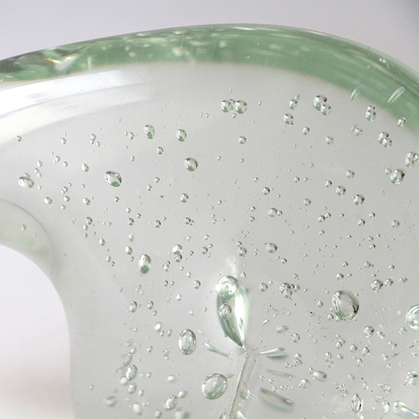 ホッキョクグマの体毛が透明なストロー状である構造に着想を得て生まれたクリアガラスのオブジェ。