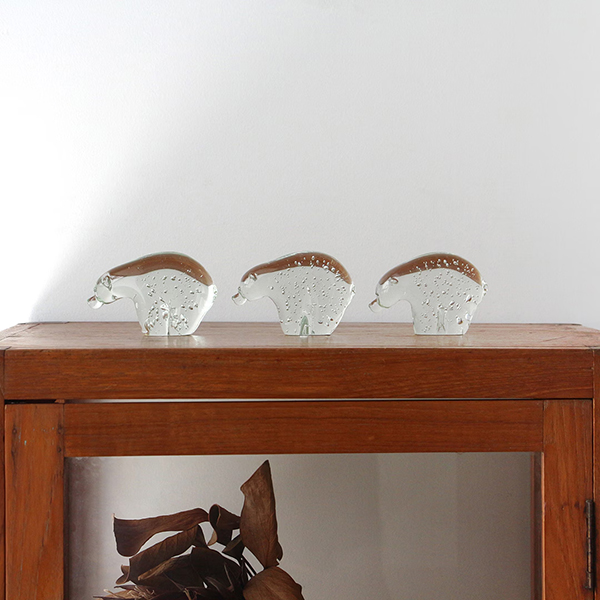 ホッキョクグマの体毛が透明なストロー状である構造に着想を得て生まれたクリアガラスのオブジェ。