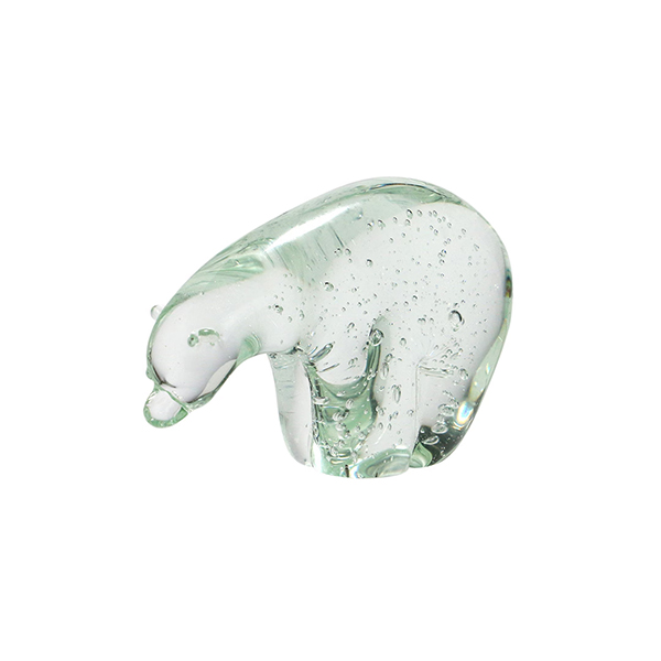 ホッキョクグマの体毛が透明なストロー状である構造に着想を得て生まれたクリアガラスのオブジェ。