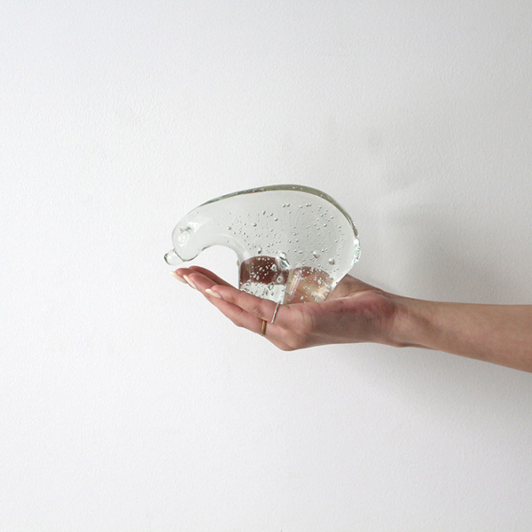 ホッキョクグマの体毛が透明なストロー状である構造に着想を得て生まれたクリアガラスのオブジェ。