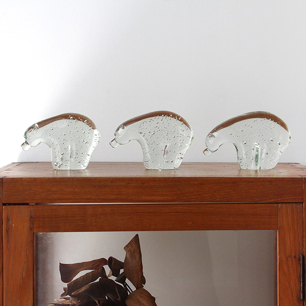 ホッキョクグマの体毛が透明なストロー状である構造に着想を得て生まれたクリアガラスのオブジェ。