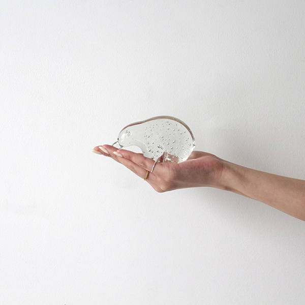 ホッキョクグマの体毛が透明なストロー状である構造に着想を得て生まれたクリアガラスのオブジェ。