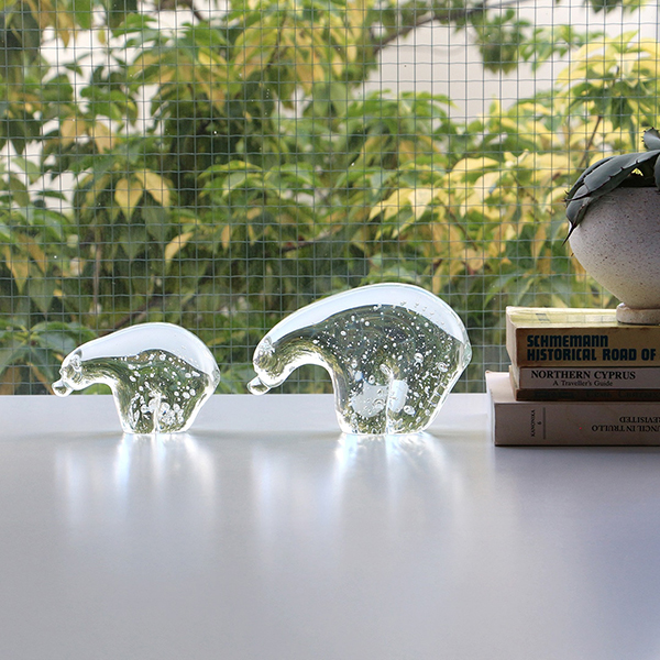 ホッキョクグマの体毛が透明なストロー状である構造に着想を得て生まれたクリアガラスのオブジェ。